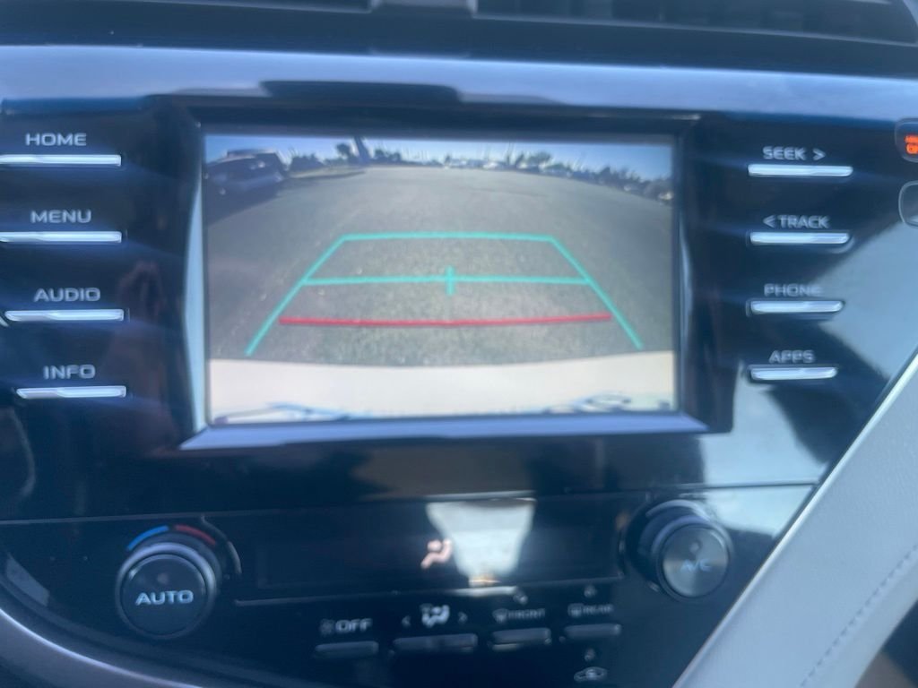 Used 2018 Super White Toyota SE image 17