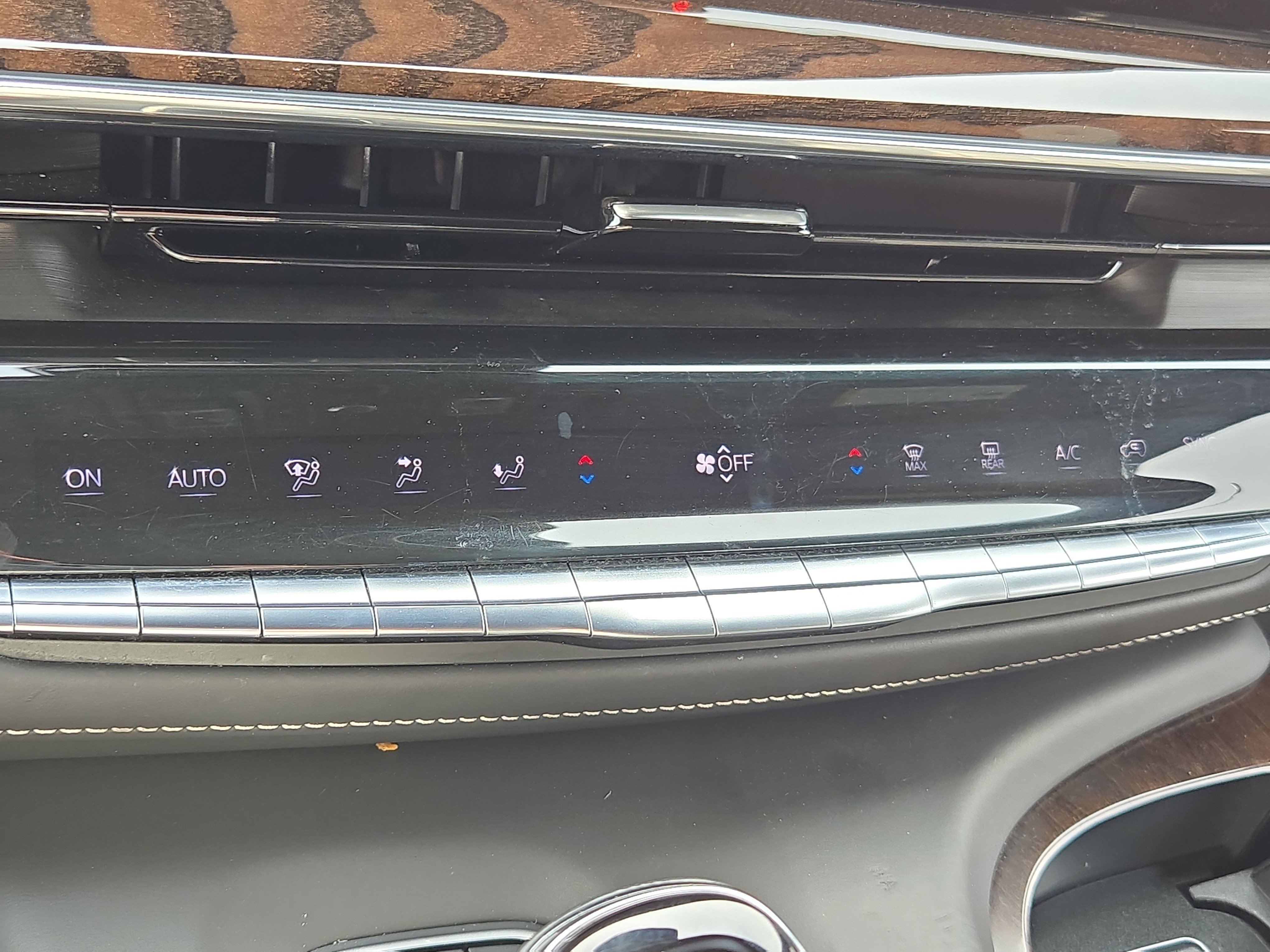 Used 2022 Crystal White Tricoat Cadillac Sport Platinum image 33