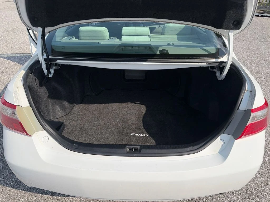 Used 2009 White Toyota XLE image 21
