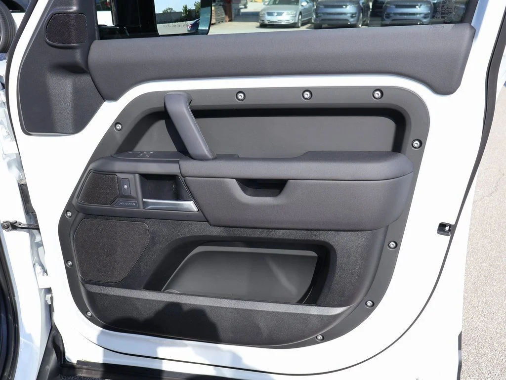 Certified Used 2025 Fuji White Land Rover S image 12