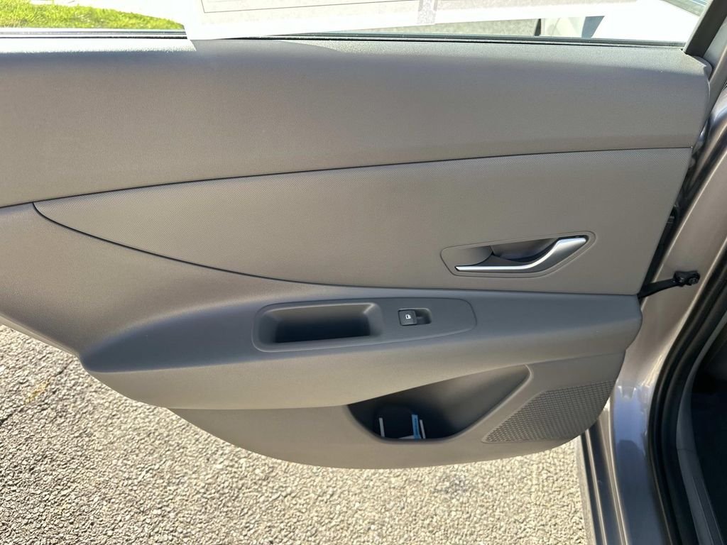 Certified Used 2025  Hyundai Blue image 17
