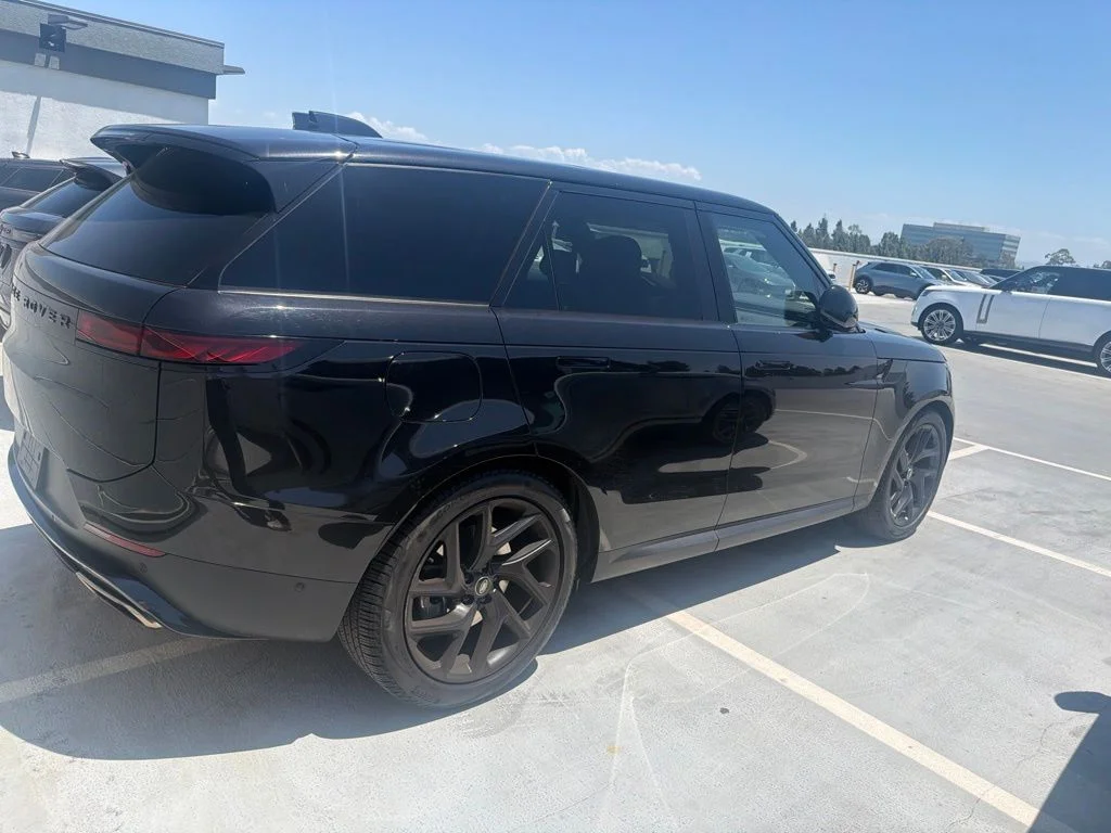 Used 2024  Land Rover SE image 4