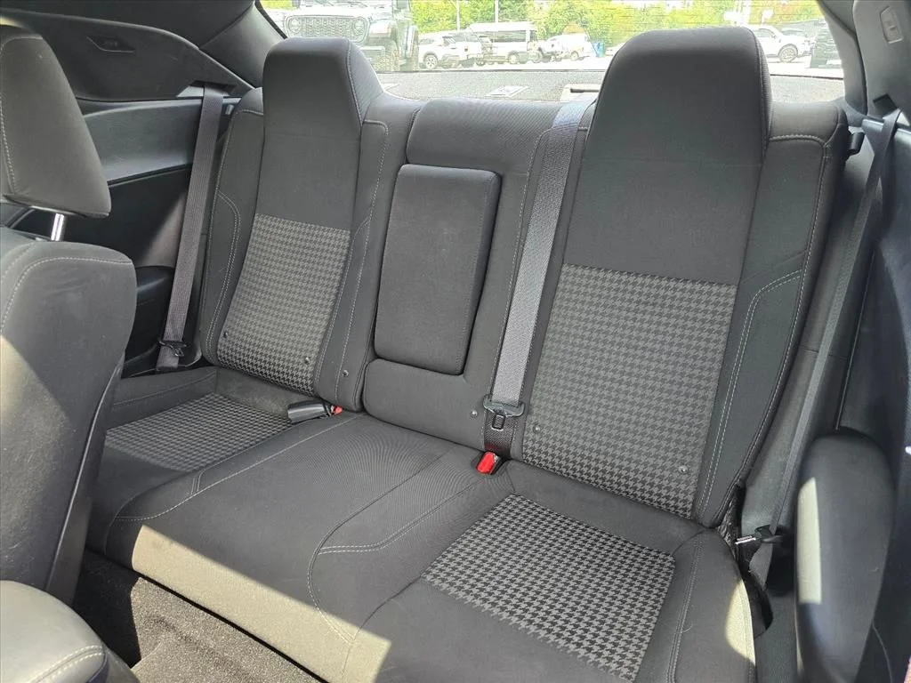 Used 2019 Black Dodge SXT image 13