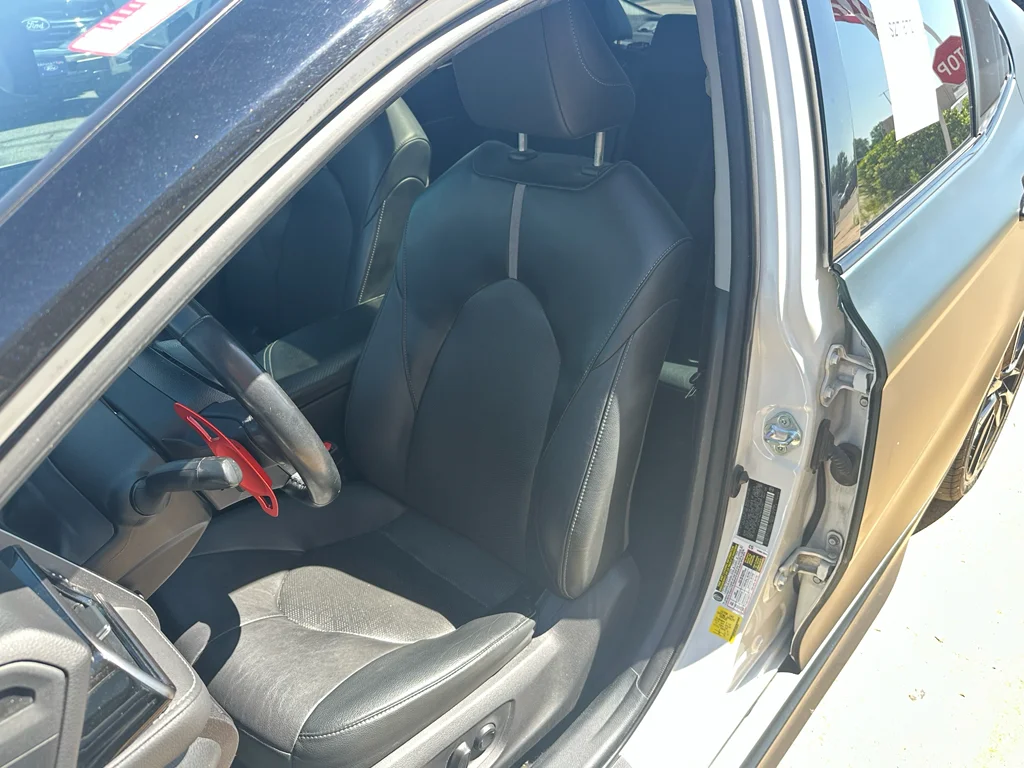 Used 2022  Toyota XSE V6 image 28