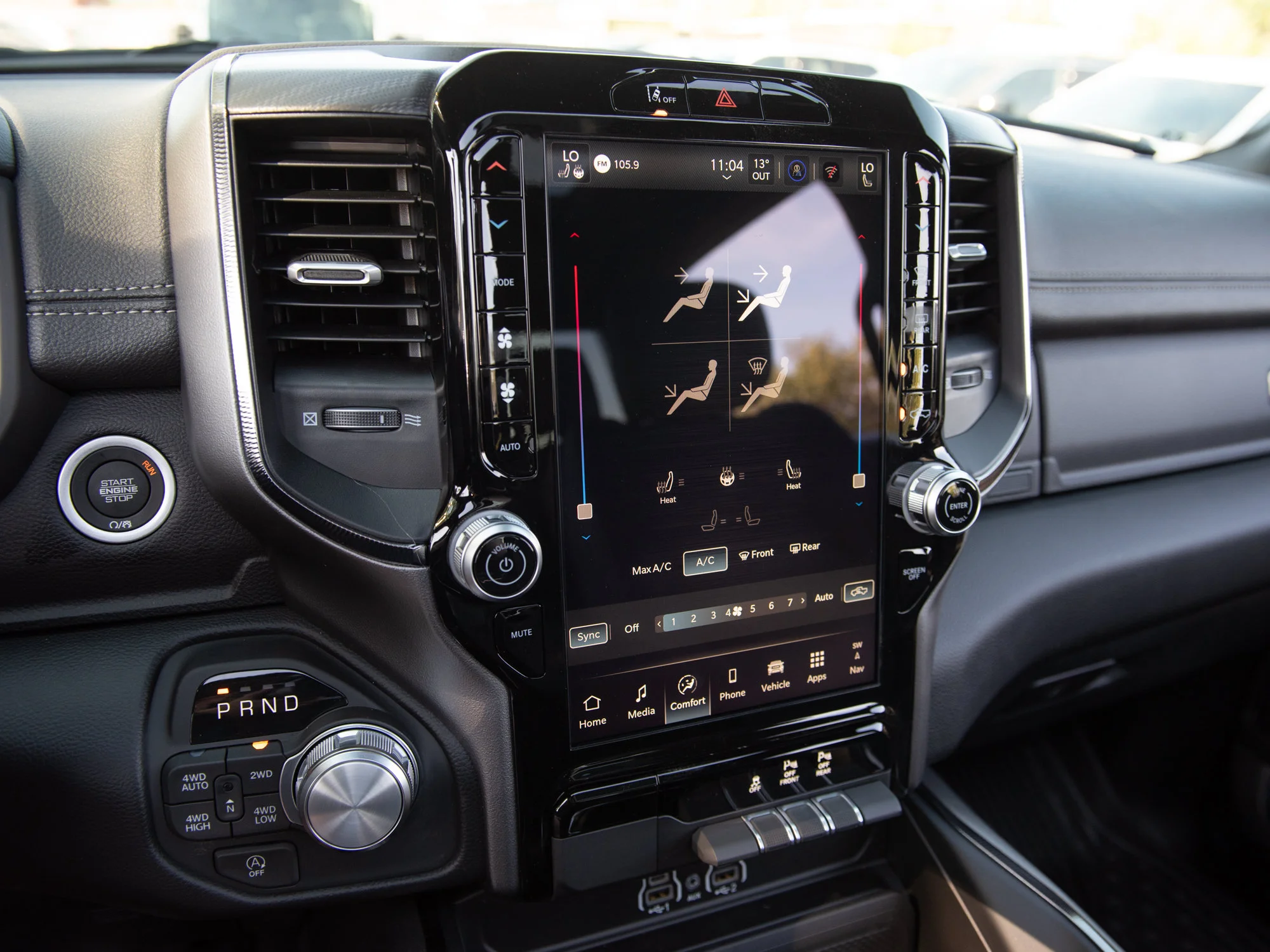 New 2026 White RAM Sport* Crew Cab 4x4, Panoramic Sunroof, Heated Seats/Wheel, Nav image 19