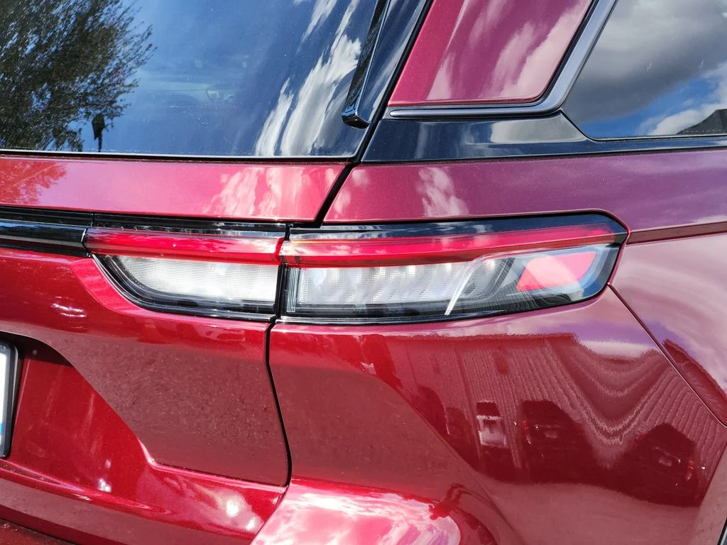 New 2026 Velvet Red Pearl-Coat Exterior Paint Jeep Altitude image 8