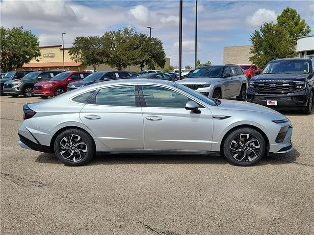 Used 2025 Aero Silver Hyundai SEL Front-Wheel Drive image 4