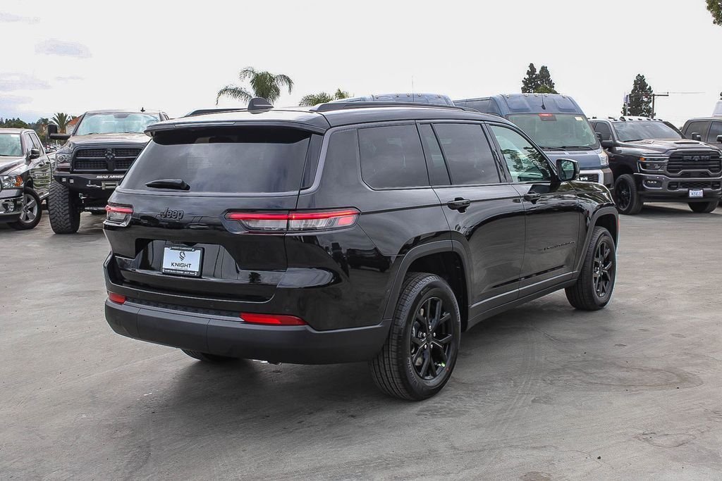 New 2026 Diamond Black Crystal Pearlcoat Jeep Altitude image 9