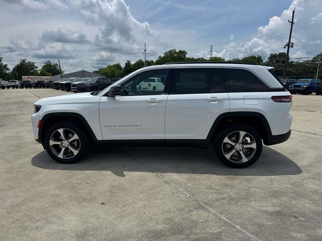 New 2026 Bright White Clear-Coat Exterior Paint Jeep Limited image 11