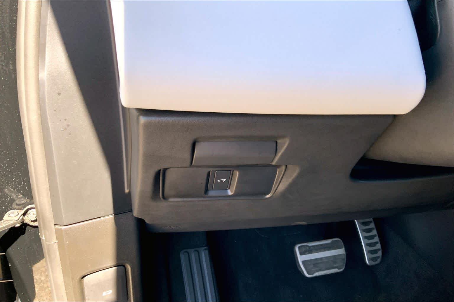 New 2026 Santorini Black Land Rover Hoxton Edition image 18
