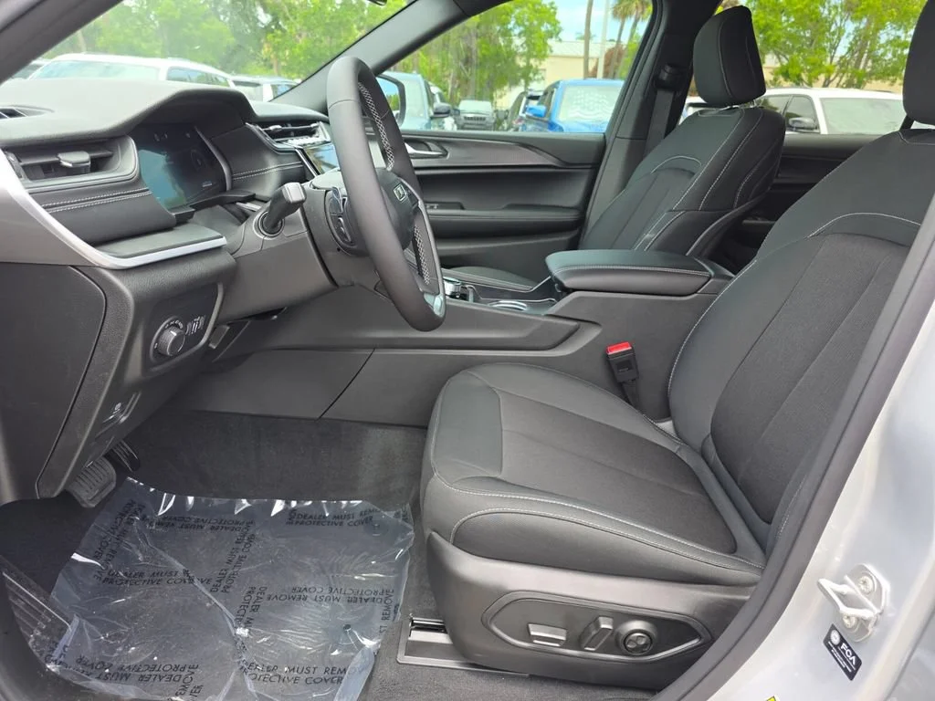 New 2026 Silver Zynith Exterior Paint Jeep Laredo image 28