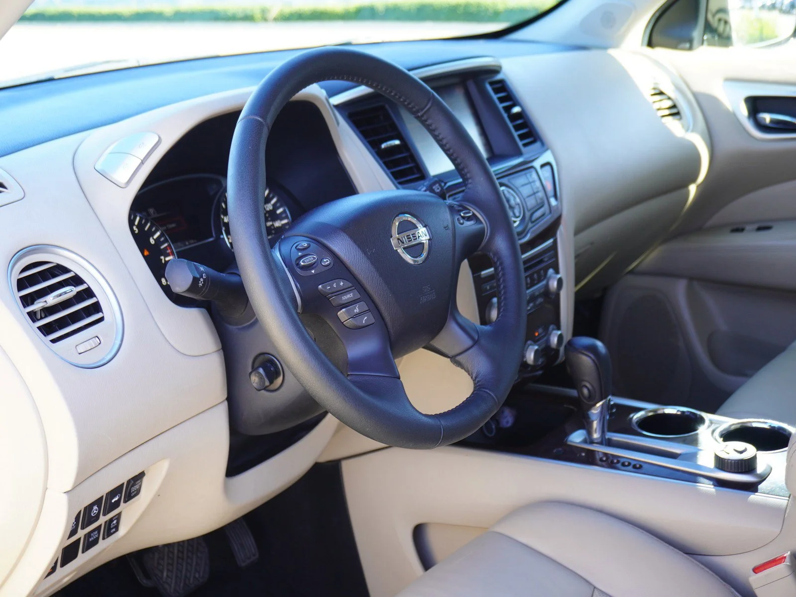 Used 2016 Pearl White Nissan Platinum image 22