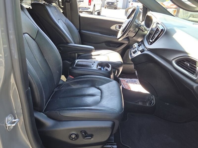 Used 2020 Ceramic Gray Clearcoat Chrysler Touring L Plus image 18