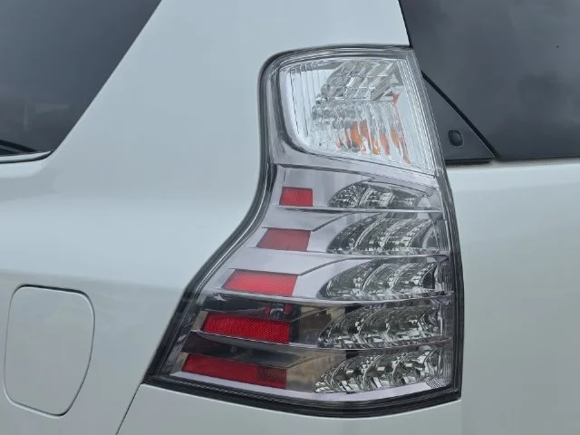 Used 2019 White Lexus 460 image 36