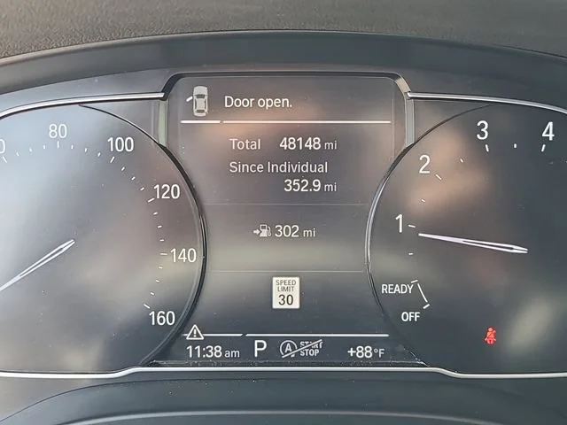 Used 2022 White BMW sDrive30i image 26