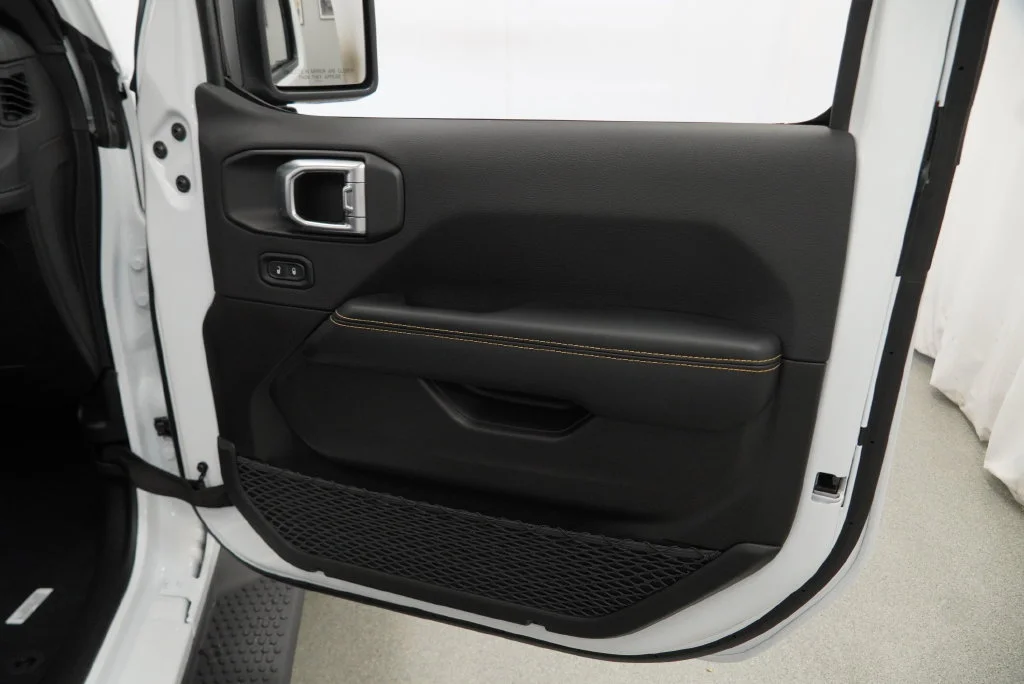 New 2027 Bright White Clear-Coat Paint Jeep Sahara image 34