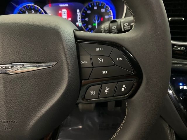 Used 2025 White Chrysler Limited image 13