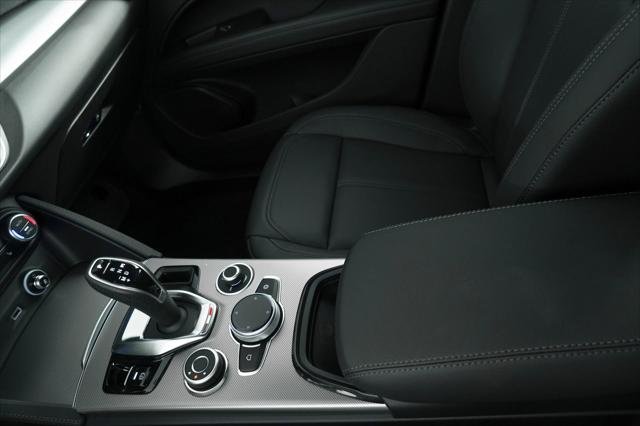 New 2025 Vesuvio Gray Metallic Exterior Paint Alfa Romeo  image 40