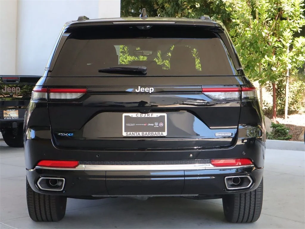 New 2023 Diamond Black Crystal Pearl-Coat Exterior Paint Jeep Overland 4xe image 6