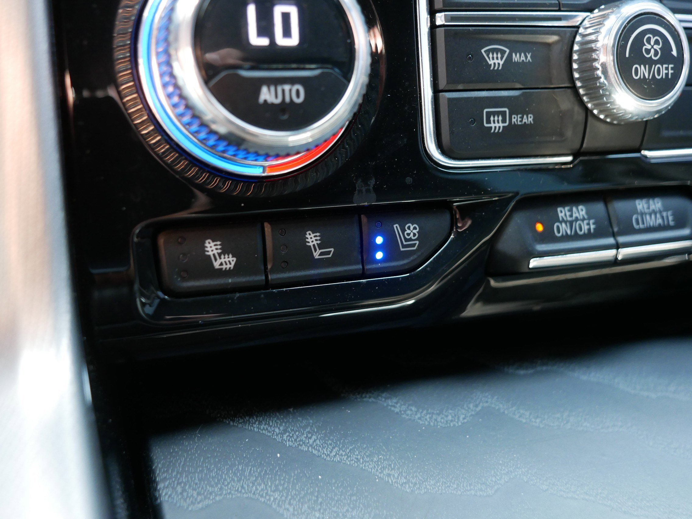 2023 GMC Yukon Denali - Photo 28