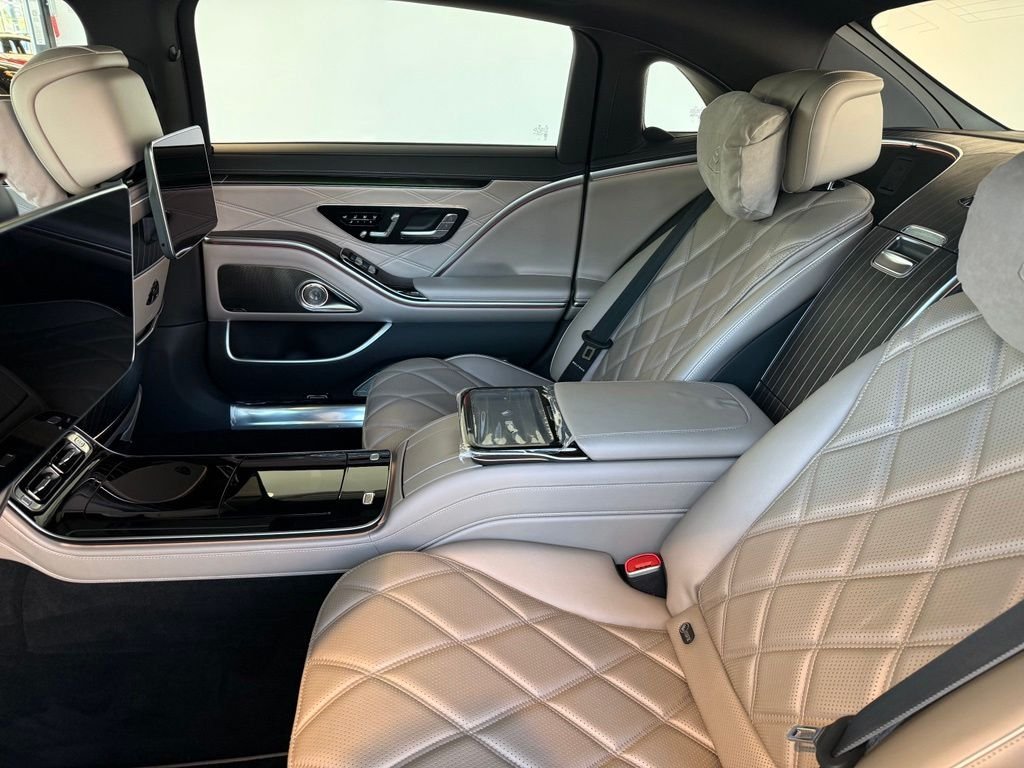 New 2025 MANUFAKTUR Moonlight White Metallic Mercedes-Benz Maybach S 680 image 9