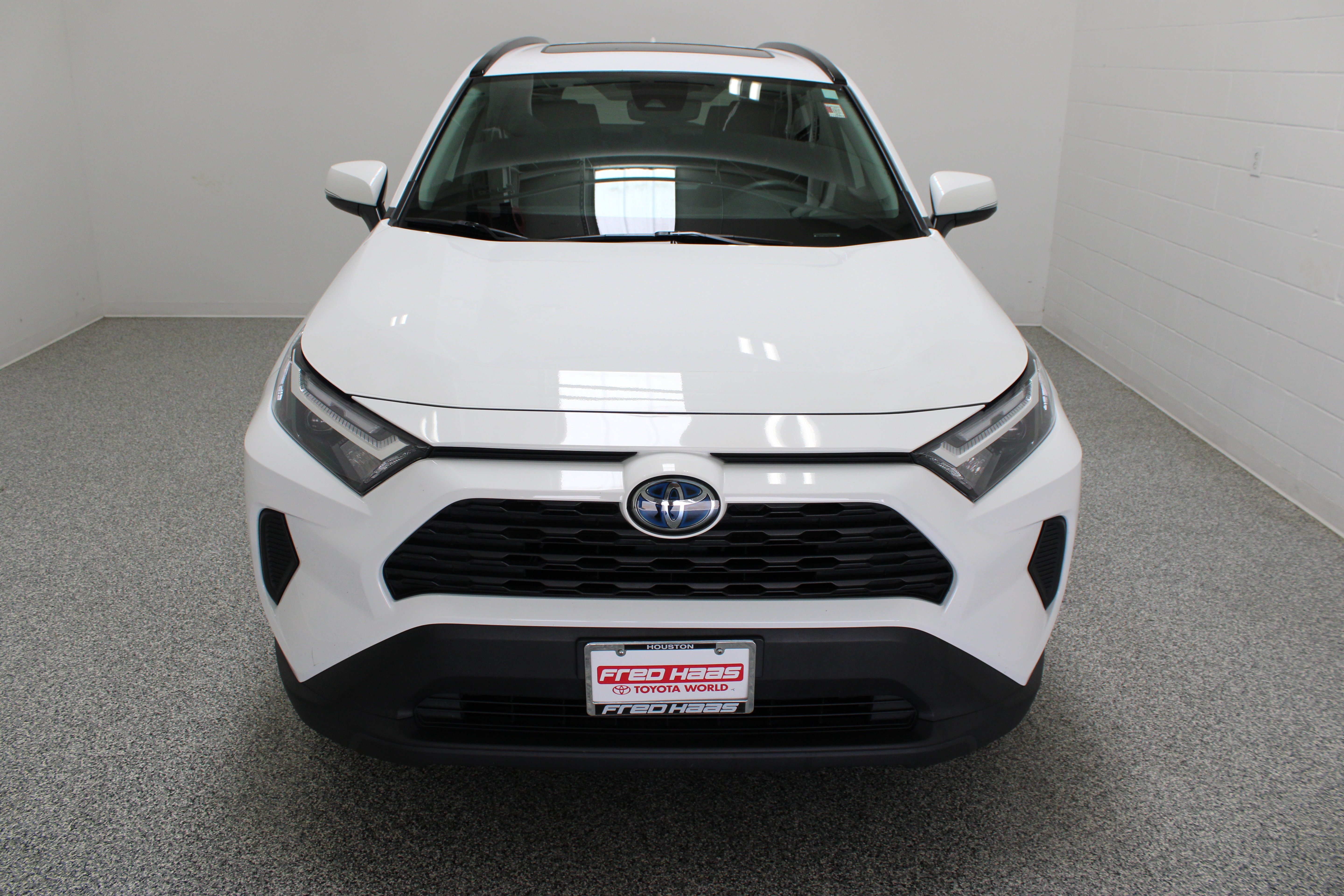 Used 2024 Ice Cap Toyota Hybrid XLE 2.5L image 3