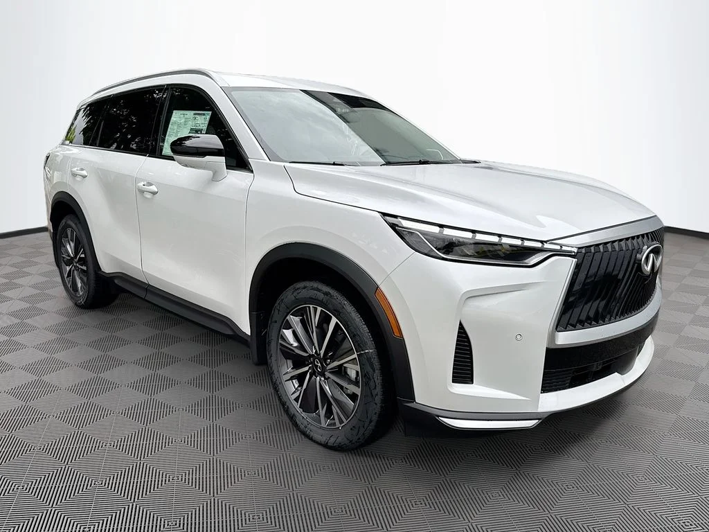 New 2027 RADIANT WHITE INFINITI Luxe FWD image 3