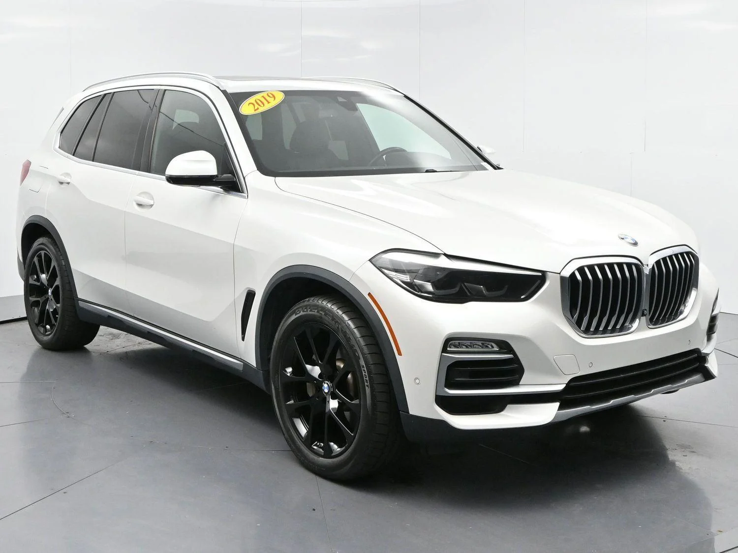 Used 2019 Mineral White Metallic BMW xDrive40i image 2