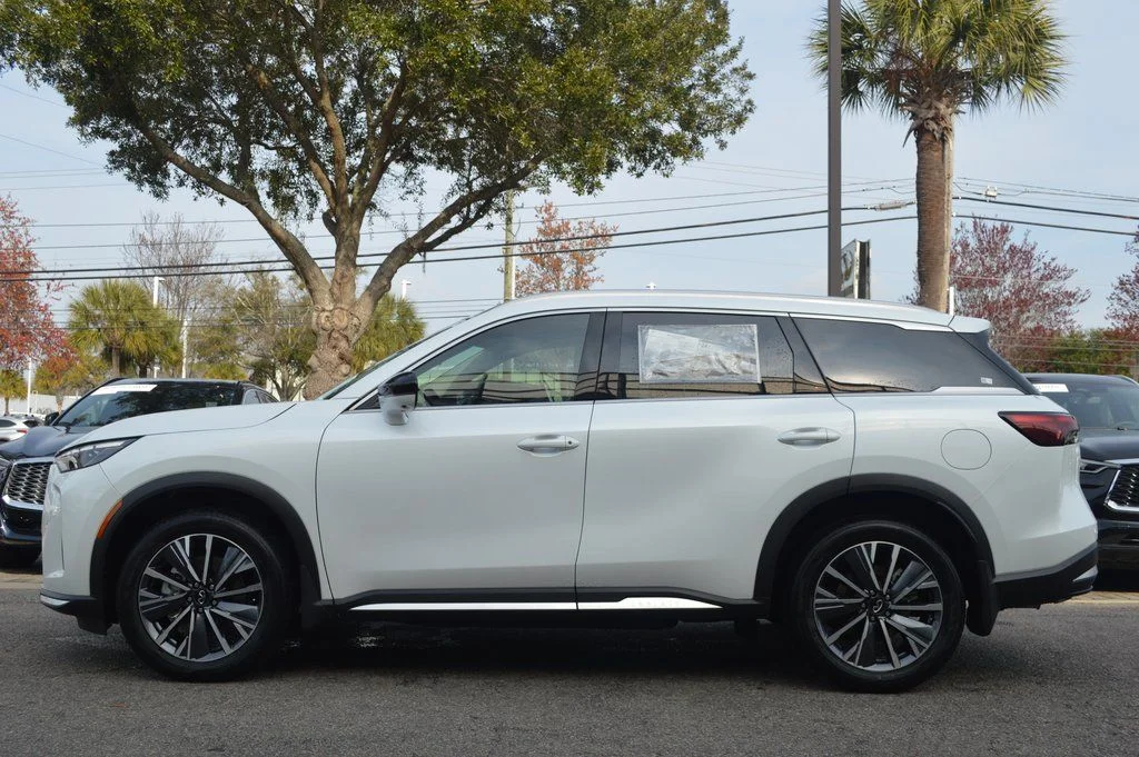 Certified Used 2026 White INFINITI LUXE image 9