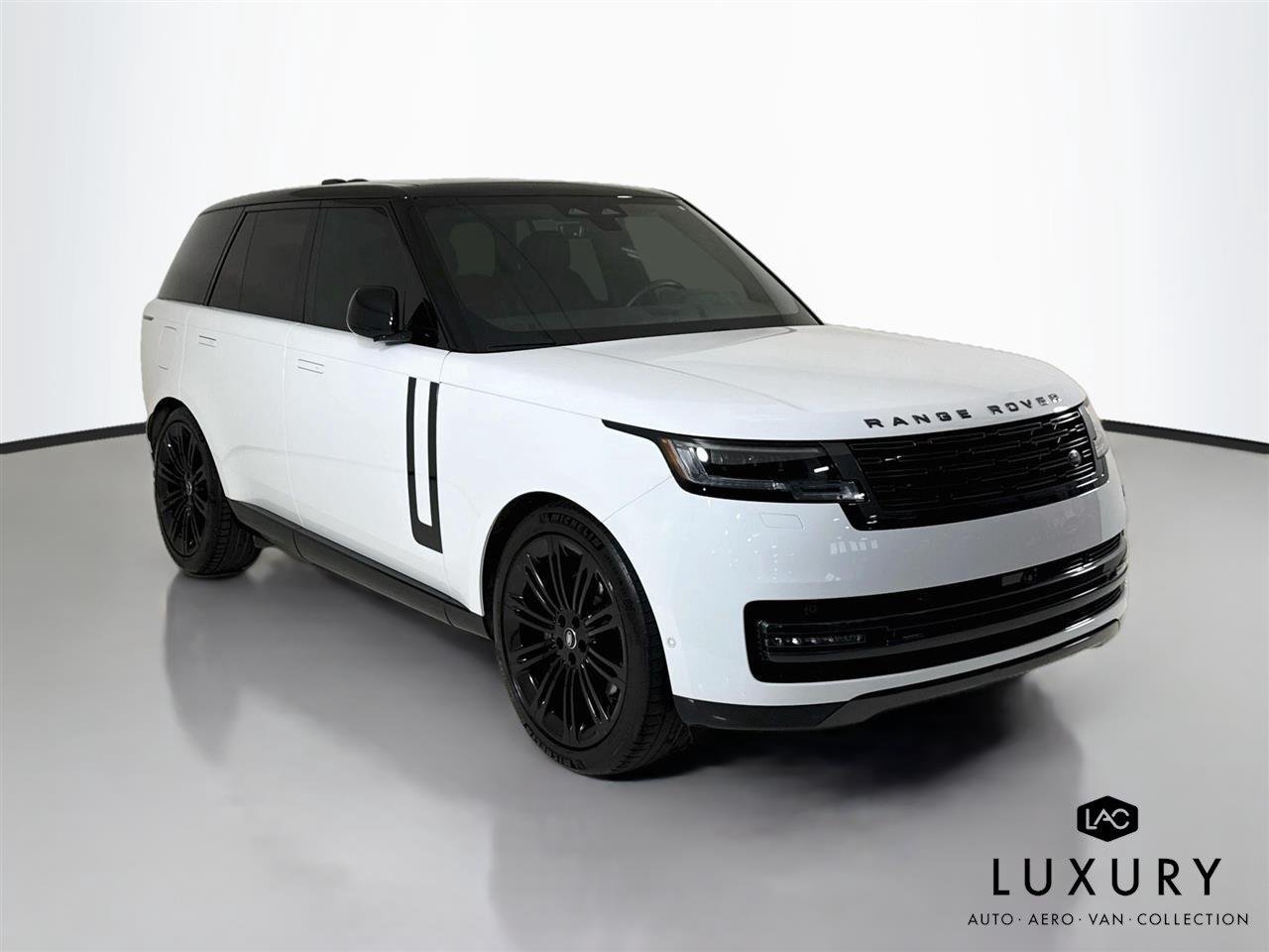 Used 2024 Fuji White Land Rover SE | Blackout Pkg | 360 Camera | Heated/Vented Seats image 3
