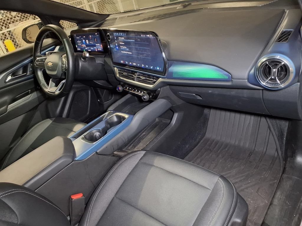 Used 2024 Iridescent Pearl Tricoat Chevrolet 2LT image 29