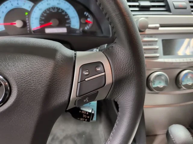 Used 2009 Silver Toyota SE image 17