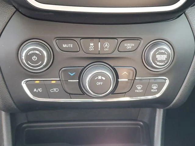 Used 2019 Red Jeep Latitude image 18