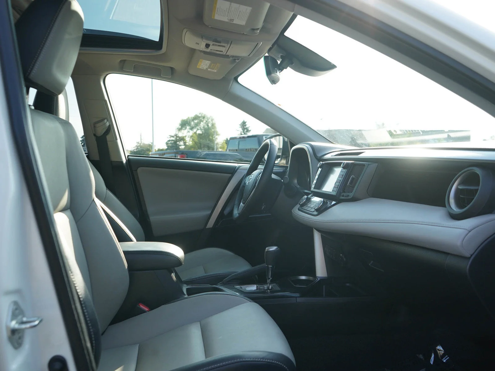 Used 2018 White Toyota 4D WAGON HYBRID LIMITED image 11