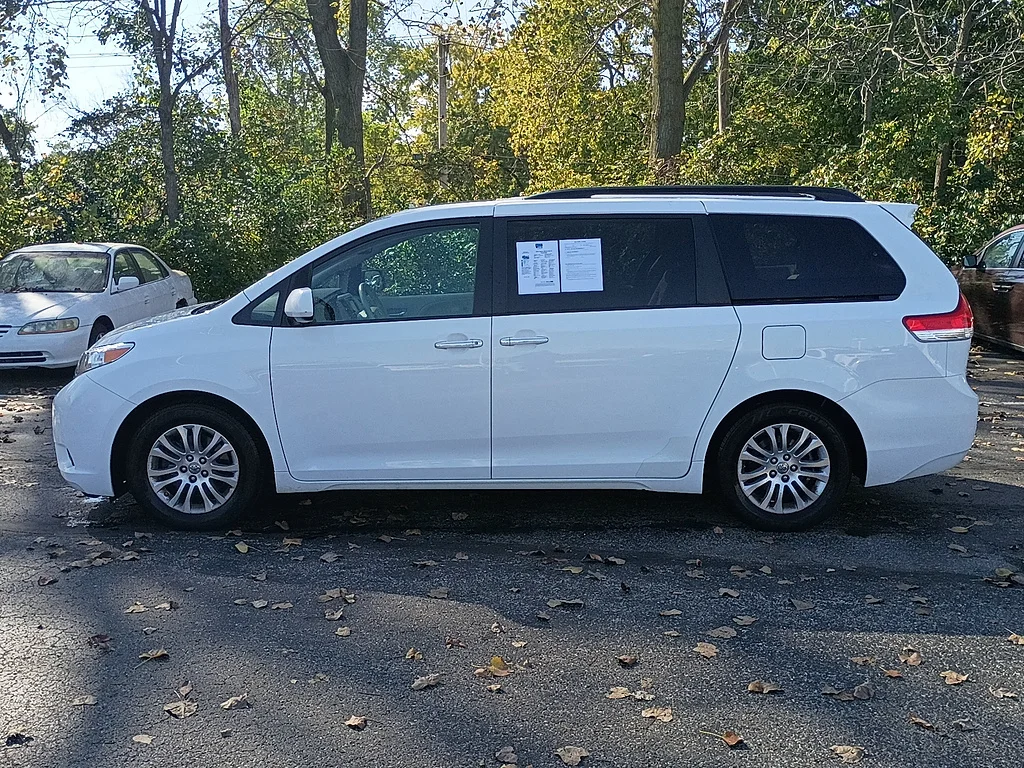 2014 Toyota Sienna XLE 8-Passenger, photo 6 of 12