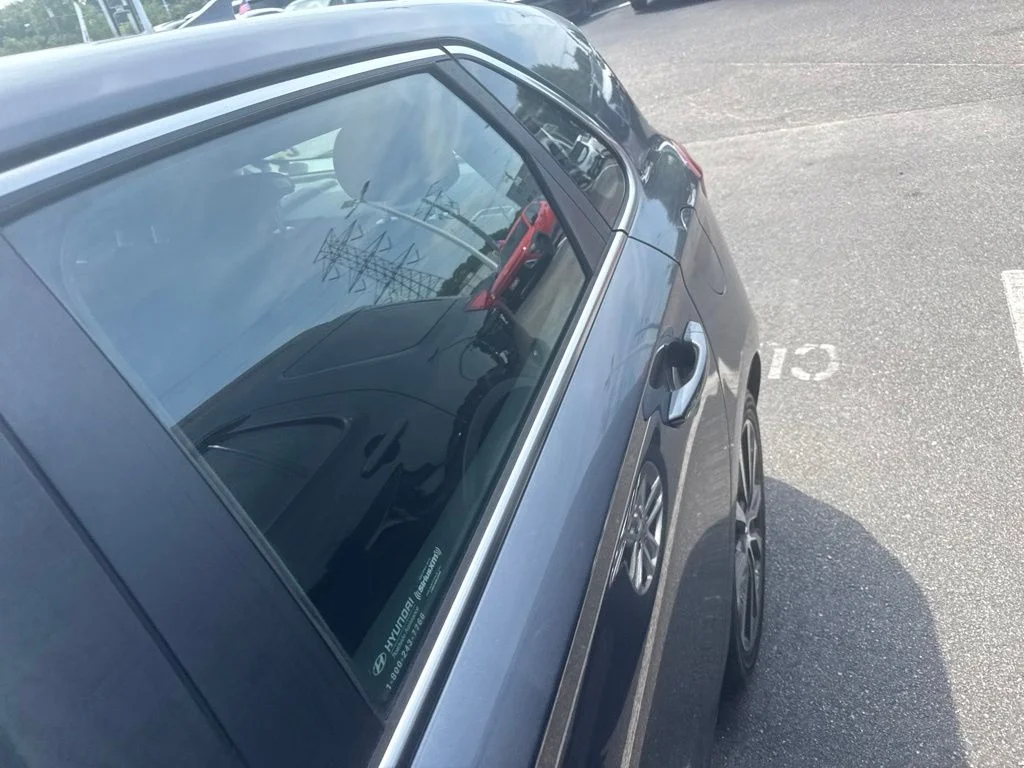 Used 2018 White Hyundai Base image 8