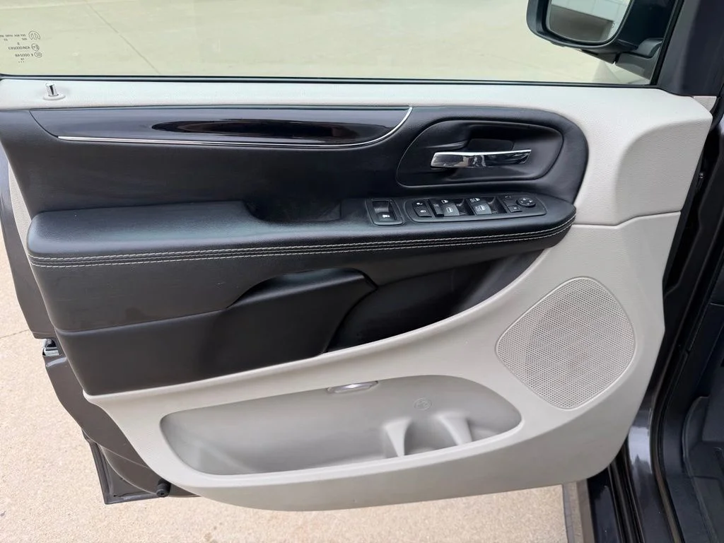 Used 2019 Gray Dodge SXT image 9