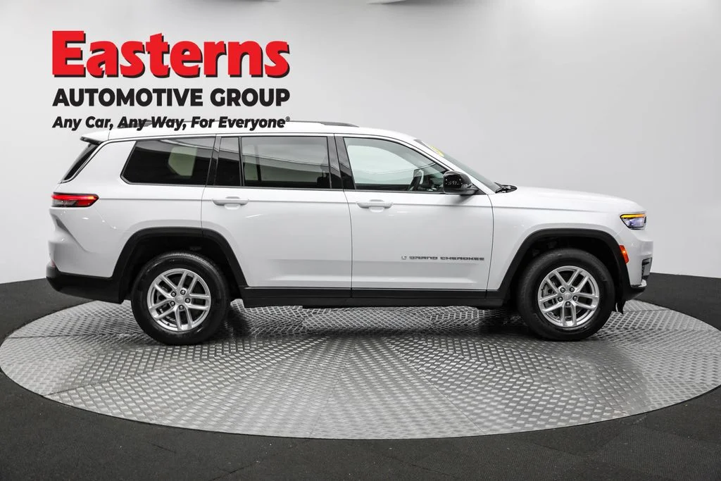 Used 2023 White Jeep Laredo image 4