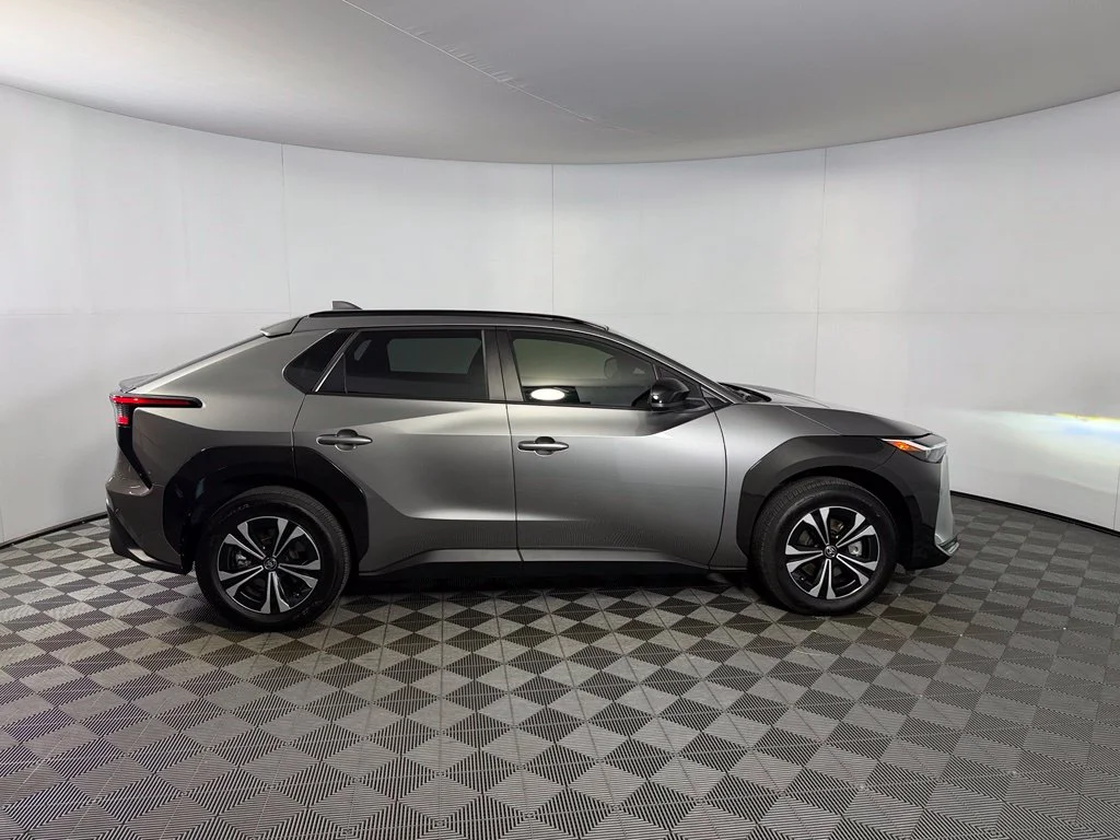 Certified Used 2025  Toyota XLE image 7