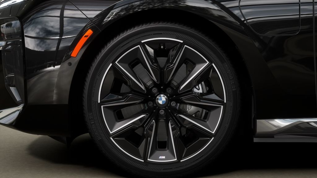Used 2026 Black Sapphire Metallic BMW 750e xDrive image 33