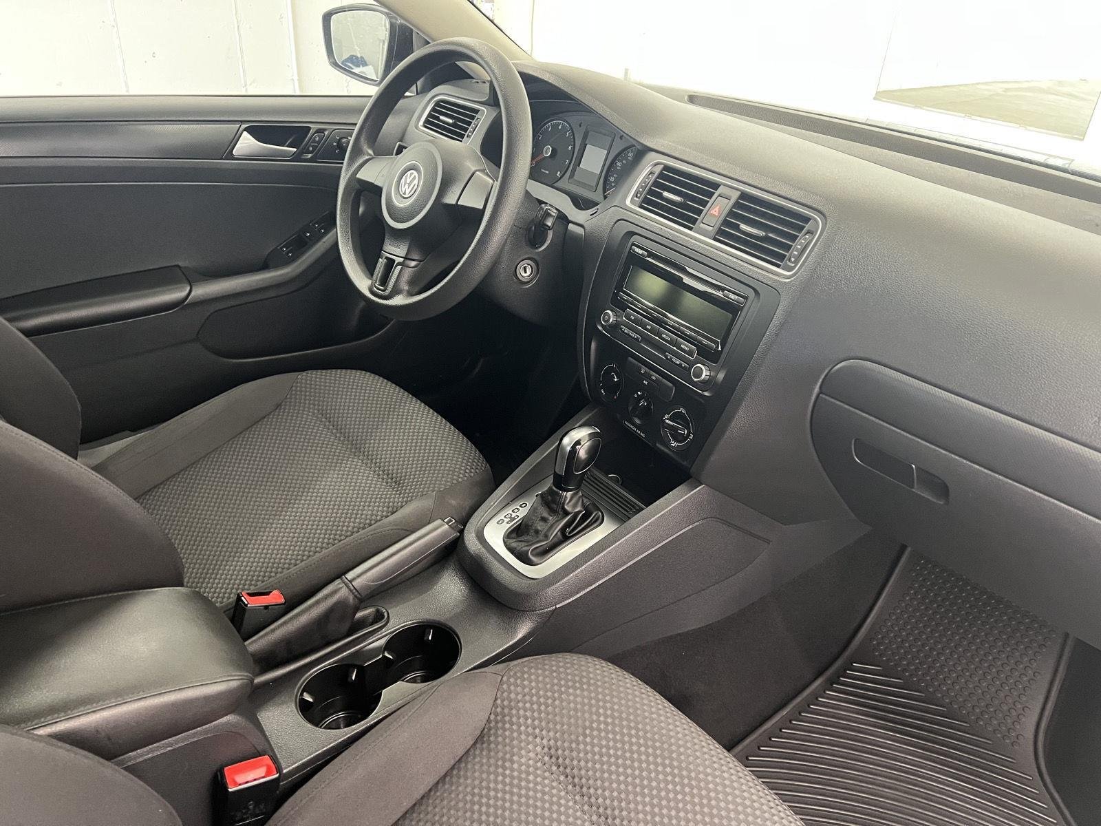 Used 2014 Platinum Gray Metallic Volkswagen S image 26