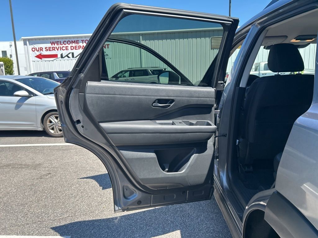 Used 2025 Gray Nissan SV image 17