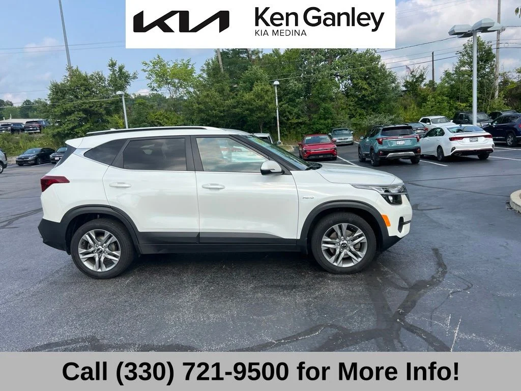 Used 2021 White Kia S image 7