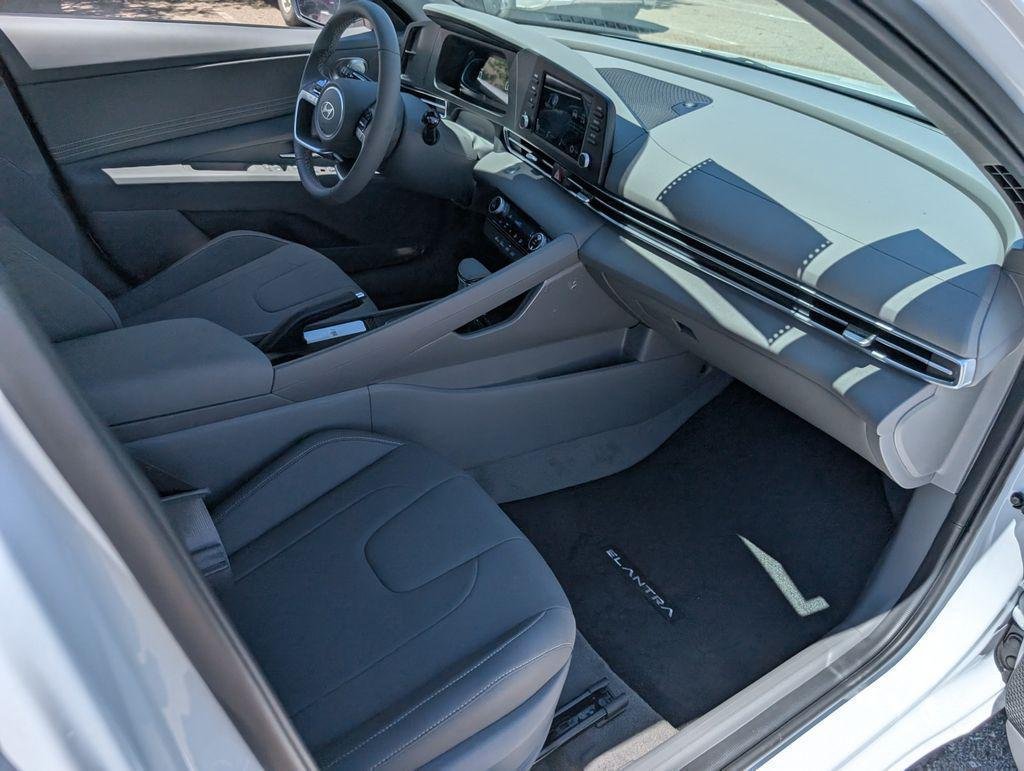 2025 Hyundai Elantra SEL - Photo 21