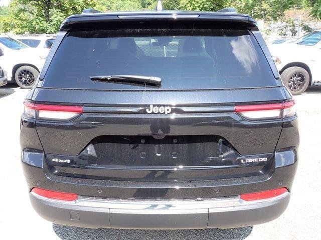 New 2026 Diamond Black Crystal Pearl-Coat Exterior Paint Jeep Laredo image 4