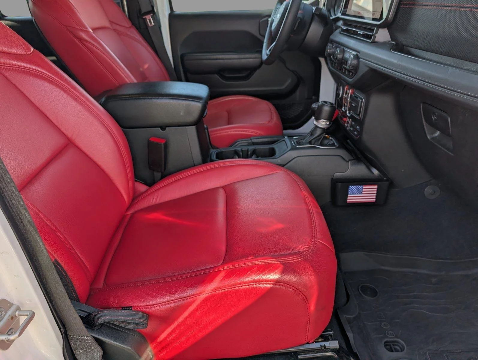 Used 2024 Bright White Clearcoat Jeep Rubicon image 39