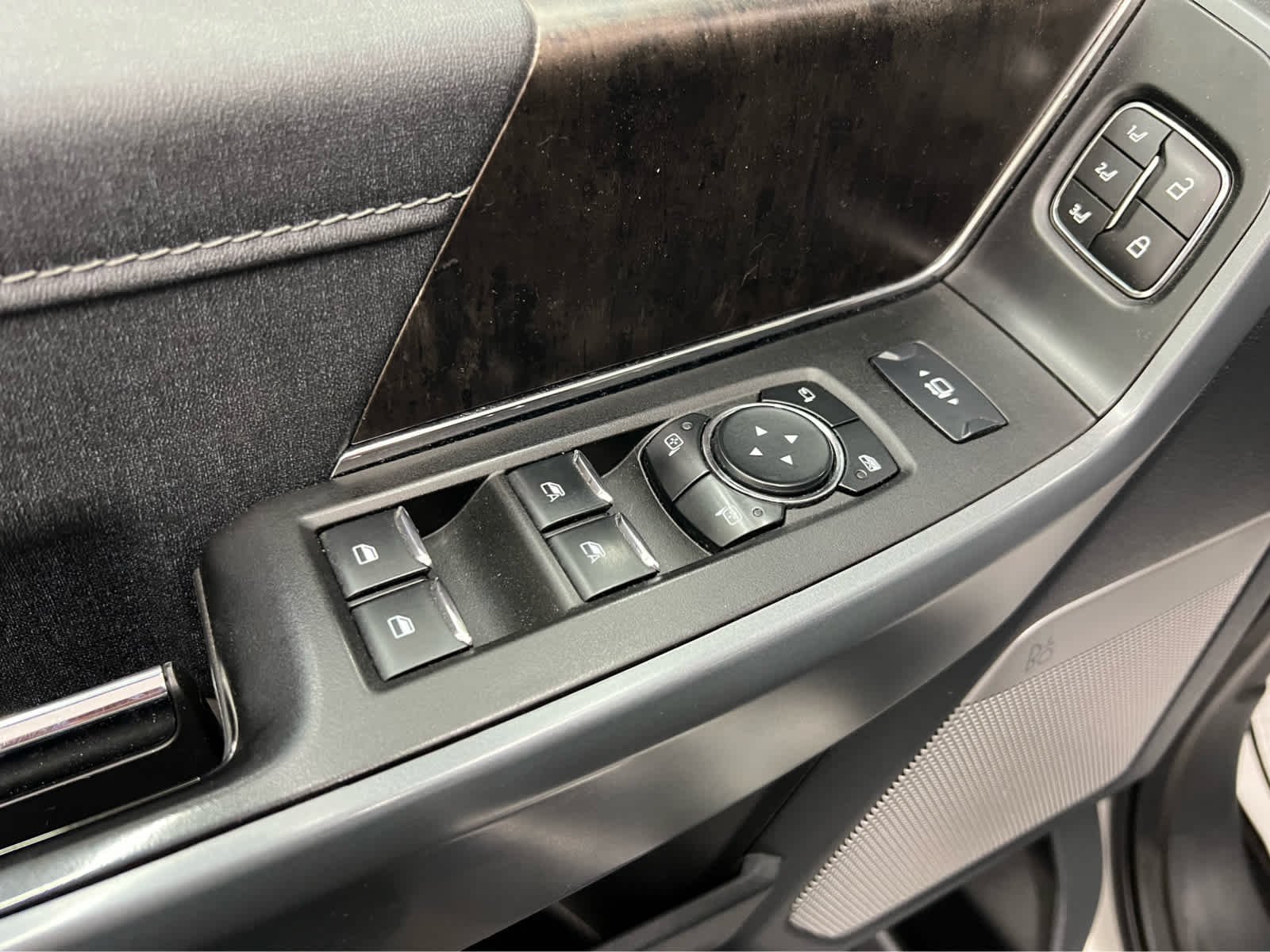 Used 2023 Star White Metallic Tri-Coat Ford LARIAT image 20