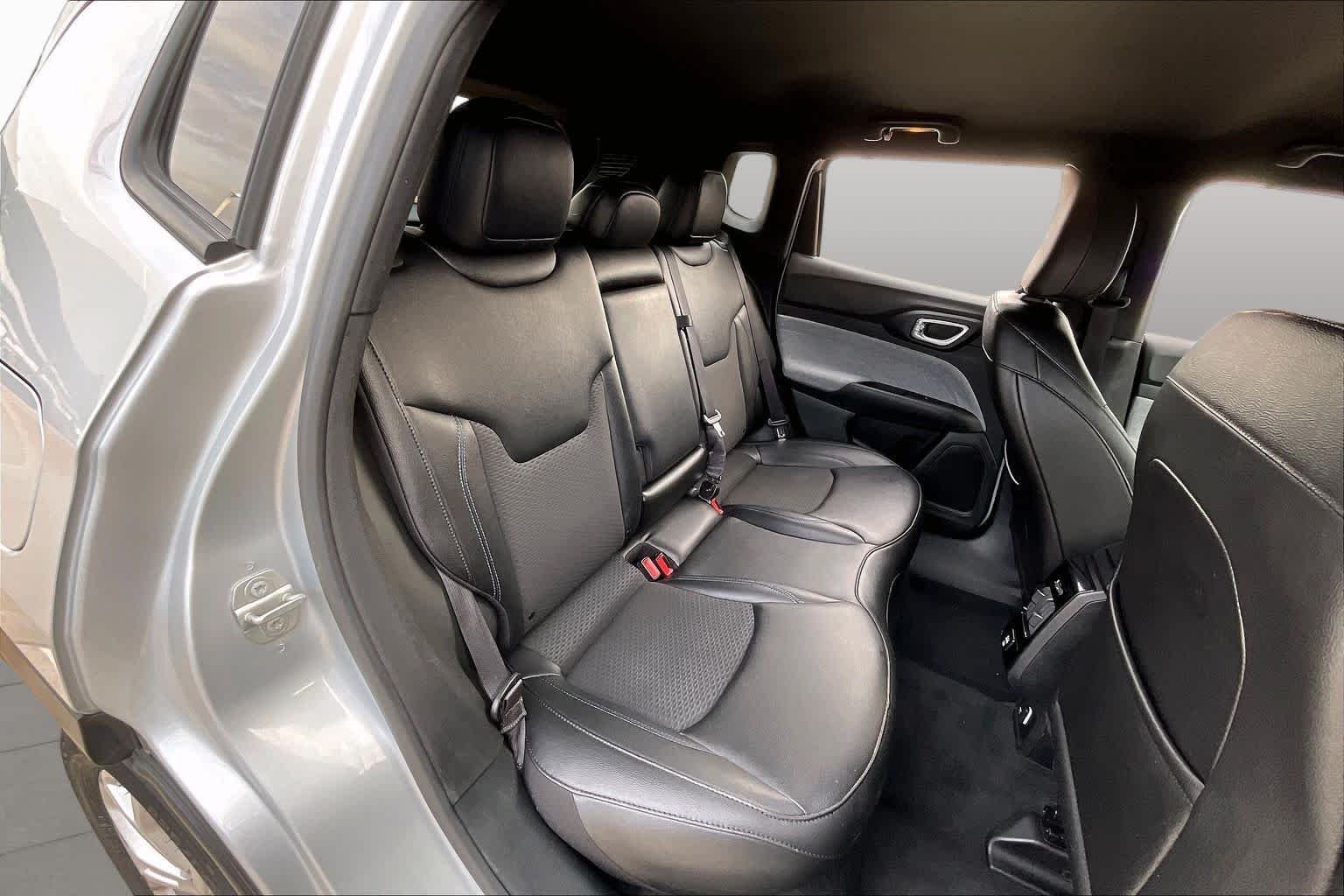 Used 2024 Silver Zynith Metallic Clearcoat Jeep Latitude image 18