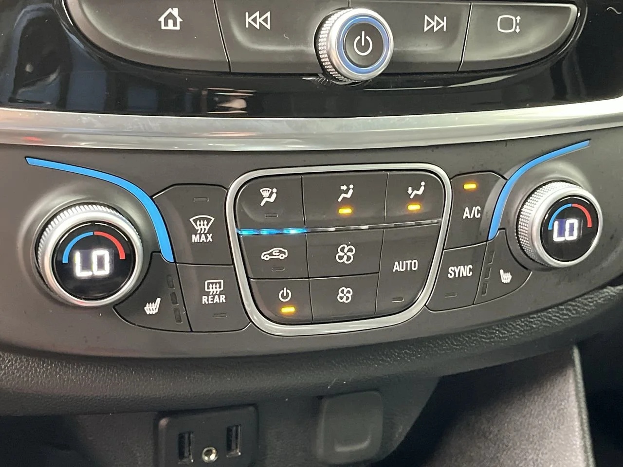 Used 2019 SUMMIT WHITE Chevrolet LT Cloth image 23