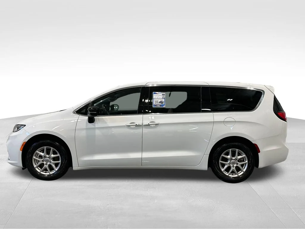 Used 2025 White Chrysler Select image 4